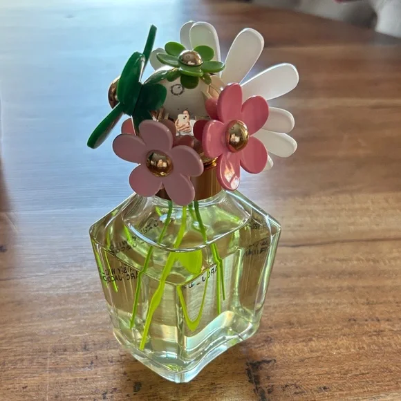 Marc Jacobs Daisy Wild Perfume with Green, Pink, and White Floral Cap - Picture 2 of 3